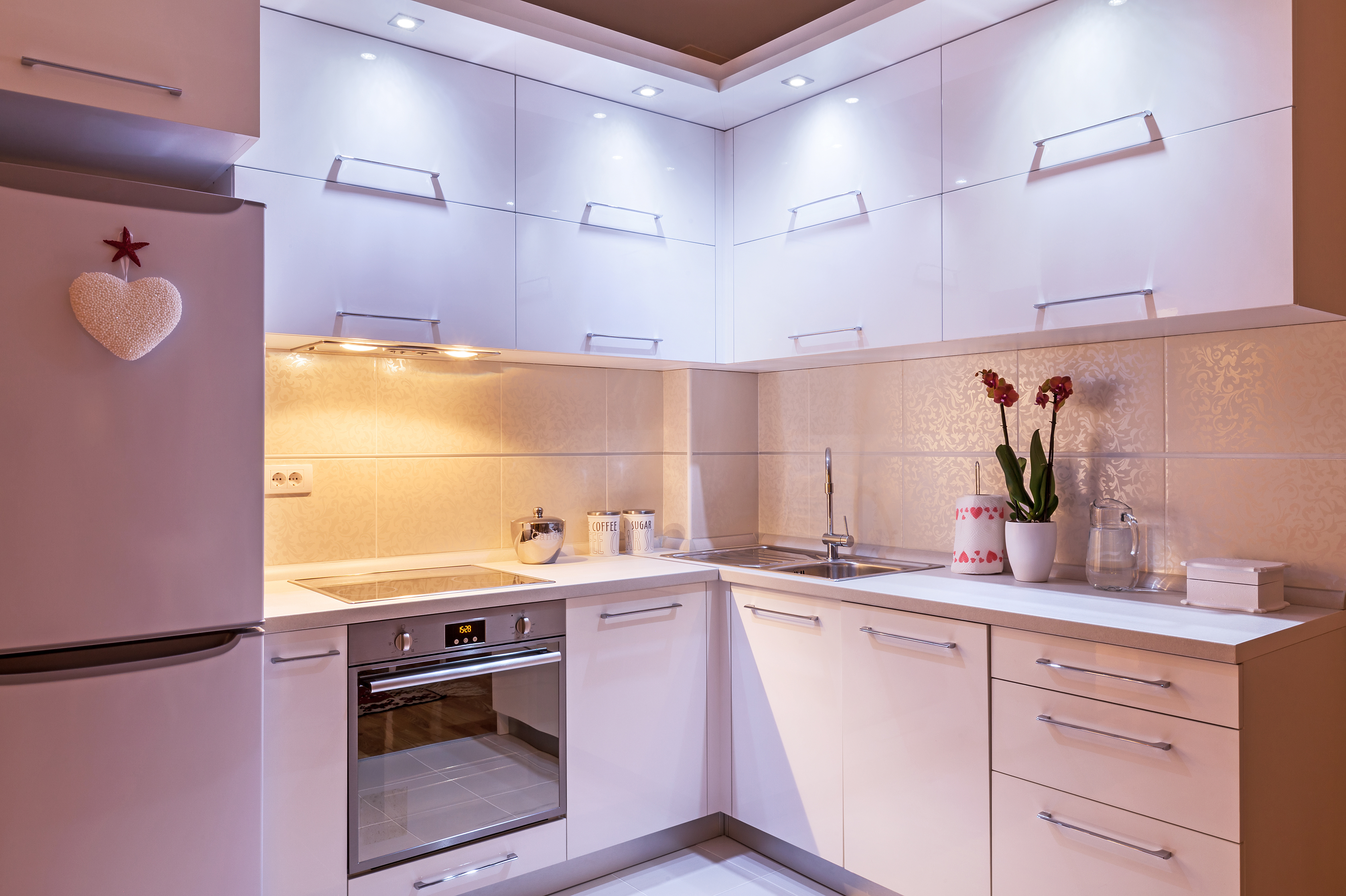 Кухонный гарнитур фото дизайн угловые современные в светлых тонах фото